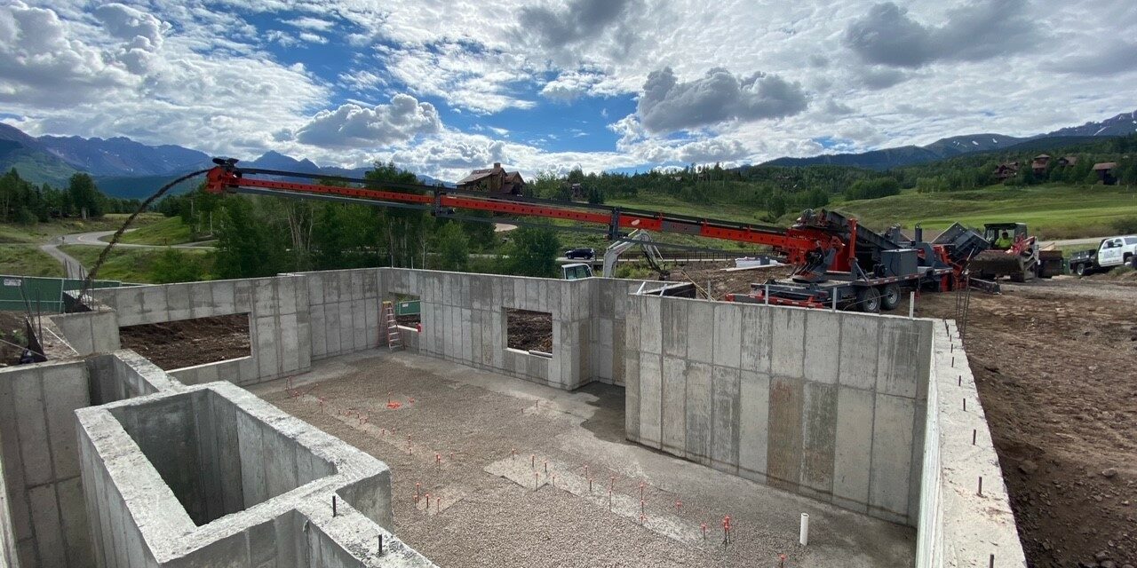 Stout concrete conveyor showing advantages by pouring in different directions and extended lengths